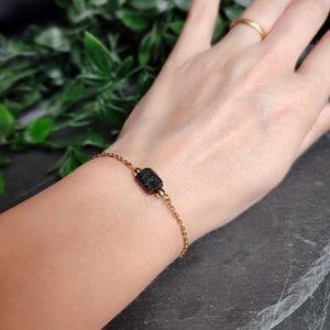 Bracelet with raw black tourmaline on gold or silver stainless steel chain, sterling silver or gold filled. Choose the finish material in the drop-down menù