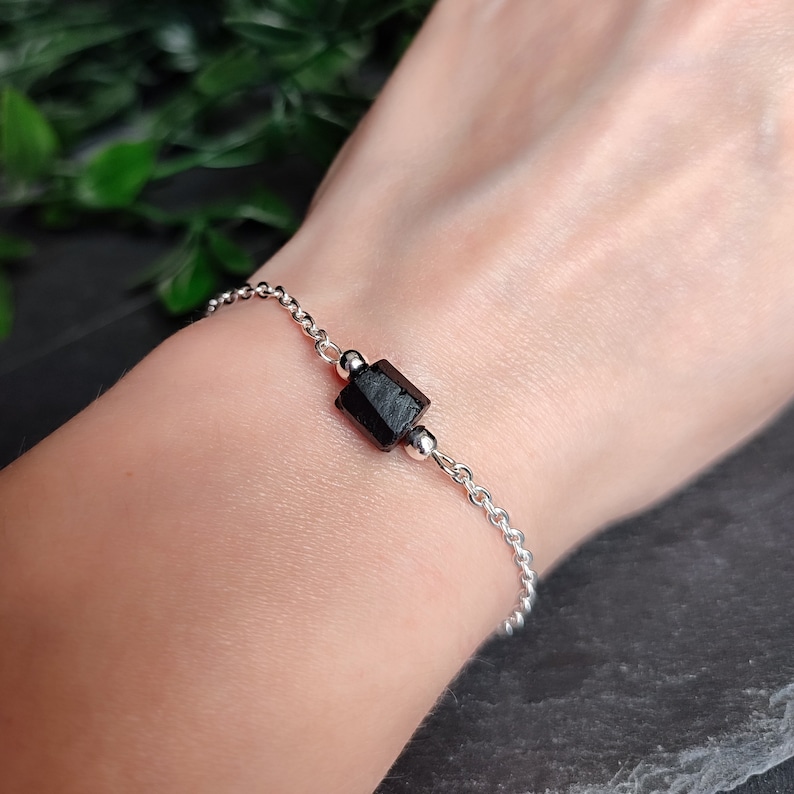 Bracelet with raw black tourmaline on gold or silver stainless steel chain, sterling silver or gold filled. Choose the finish material in the drop-down menù