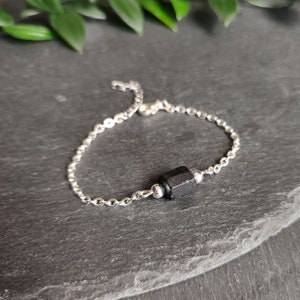 Bracelet with raw black tourmaline on gold or silver stainless steel chain, sterling silver or gold filled. Choose the finish material in the drop-down menù