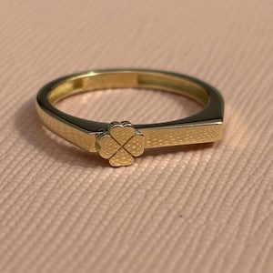 14K Gold Clover Charm Ring, Delicate Clover Shaped Ring, Four Leaf Shamrock Ring, Tiny Flower Ring, Dainty Good Luck Ring, Gift for Her
