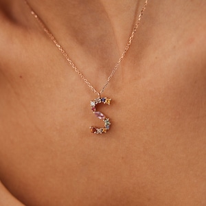 Colar de letras de diamante e safira, colar inicial personalizado, pingente de letras de arco-íris, colar de letras de ouro, pingente de letras de arco-íris