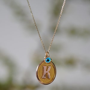 Colar com inicial em ouro maciço 14K, pingente com letra inicial personalizada, pingente com nome nostálgico e mau-olhado, colar com medalhão, presente para ela