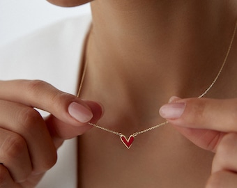Collar con colgante de corazón de esmalte rojo en oro macizo de 14 quilates