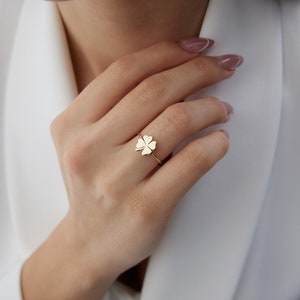 14K Gold Clover Charm Ring, Delicate Clover Shaped Ring, Four Leaf Shamrock Ring, Tiny Flower Ring, Dainty Good Luck Ring, Gift for Her