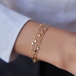 Armband med stjärna i 14 karat guld: Elegant himmelsk berlock, minimalistiska lager på lager