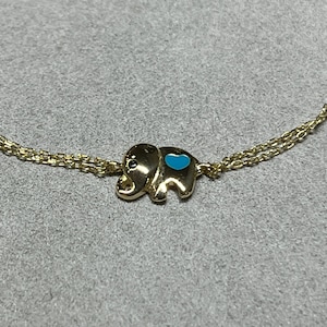 Bransoletka ze złota 14K w kształcie słonia, minimalistyczna bransoletka z zawieszką w kształcie serca z niebieskiej emalii, amulet przynoszący szczęście, prezent dla niej, prezent dla mamy.