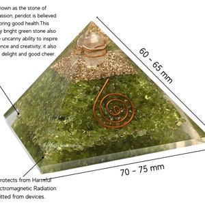 Op de afbeelding: Groene peridoot orgone piramide met een koperen draadspiraal, 60-65 mm hoog en 70-75 mm breed. Orgone piramides worden verondersteld te beschermen tegen schadelijke EMF-straling.