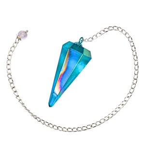 Op de afbeelding: Een blauwe, iriserende kristallen slinger met een zilveren ketting. De slinger is puntig en heeft een facetgeslepen ontwerp.
