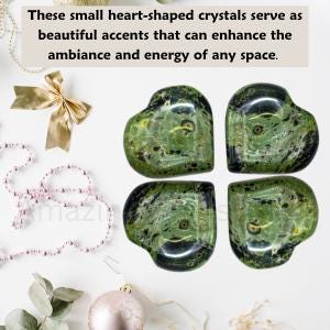 Puede incluir: Cuatro cristales verdes en forma de coraz&oacute;n con vetas negras se muestran sobre una superficie blanca. Un lazo dorado, un collar de perlas y un adorno rosa est&aacute;n en el fondo. El texto dice: "Estos peque&ntilde;os cristales en forma de coraz&oacute;n sirven como hermosos acentos que pueden mejorar el ambiente y la energ&iacute;a de cualquier espacio."