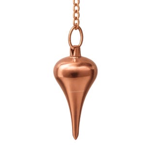Peut inclure: Un pendule de couleur cuivrée en forme de goutte d'eau, suspendu à une chaîne. Le pendule a une surface lisse et réfléchissante et un sommet arrondi. La chaîne et le pendule sont en métal de couleur cuivre.