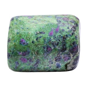 Peut inclure: Une pierre précieuse rectangulaire polie, avec une couleur de base verte vibrante, parsemée d'inclusions rouge foncé et bleu foncé. La pierre a une forme lisse et arrondie, et la surface est légèrement texturée. La pierre est sur fond blanc.