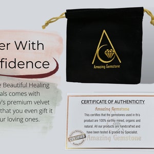 Puede incluir: Bolsa de terciopelo negro con cord&oacute;n dorado y logotipo de un diamante dentro de un tri&aacute;ngulo, con el texto "Amazing Gemstone". Incluye un certificado de autenticidad y el texto "Order With Confidence."