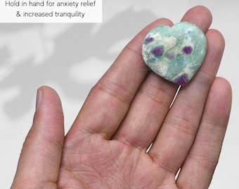 Cuore di pietra di fuchsite rubino, cristallo curativo tascabile fatto a mano (30 mm)