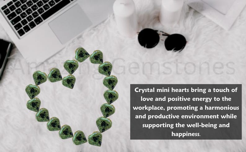 Puede incluir: Una disposici&oacute;n en forma de coraz&oacute;n de mini corazones de cristal verde. La imagen incluye una computadora port&aacute;til, gafas de sol y texto que dice "Crystal mini hearts bring a touch of love and positive energy to the workplace."