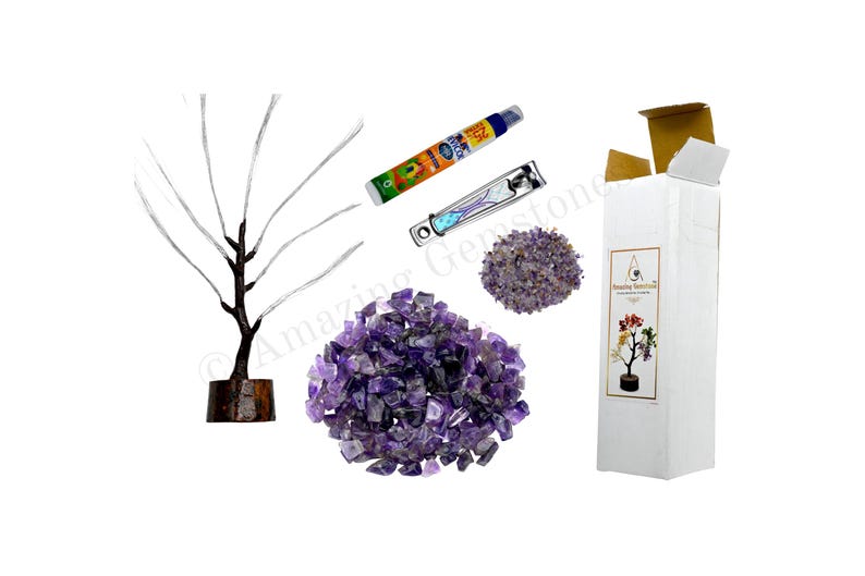 K&ouml;nnte beinhalten: Amethyst-Kristallbaum mit Holzsockel, eine kleine Flasche &auml;therisches &Ouml;l, ein Nagelknipser und eine T&uuml;te Amethyst-Kristalle. Die Kristalle sind lila und der Baum ist aus Draht gefertigt.