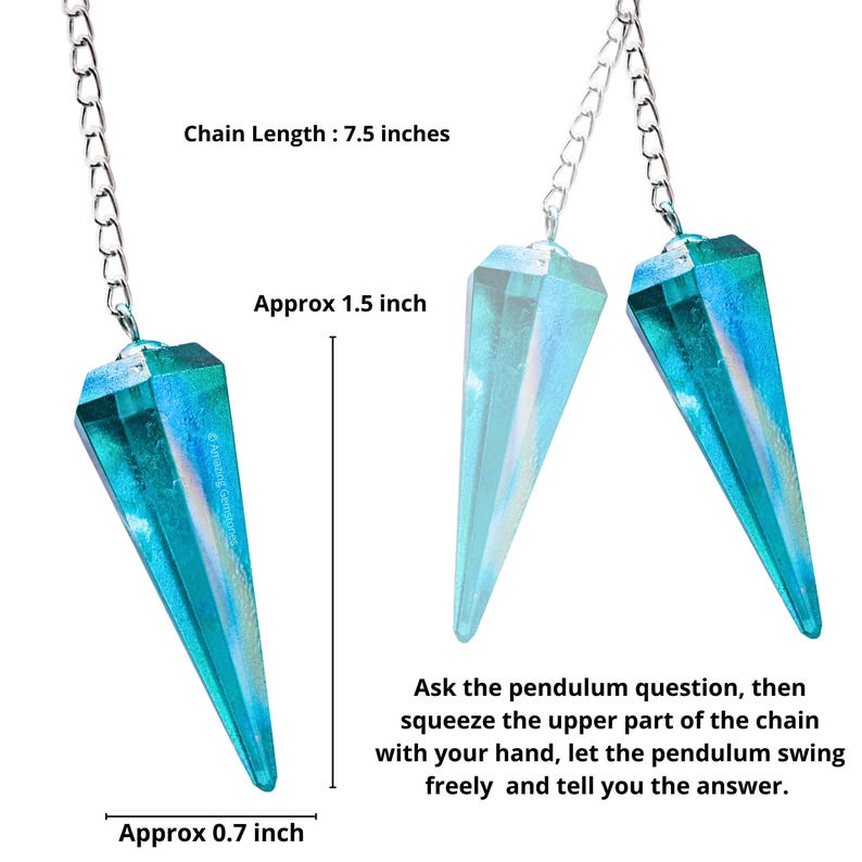 Op de afbeelding: Twee blauwe kristallen pendels met zilveren kettingen. De pendels zijn ongeveer 3,8 cm lang en 1,8 cm breed. De kettingen zijn 19 cm lang. De afbeelding bevat de tekst "Chain Length: 7.5 inches", "Approx 1.5 inch", "Approx 0.7 inch" en "Ask the pendulum question, then squeeze the upper part of the chain with your hand, let the pendulum swing freely and tell you the answer."