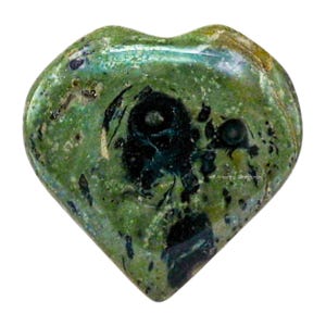 Puede incluir: Una piedra preciosa en forma de coraz&oacute;n con un patr&oacute;n moteado verde y negro. La piedra tiene una superficie pulida y un aspecto natural. Un art&iacute;culo decorativo &uacute;nico.