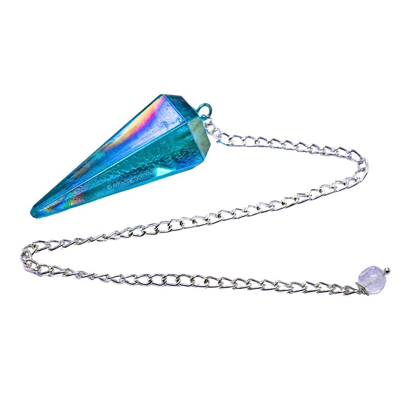 Op de afbeelding: Een blauwe, iriserende kristallen slinger met een zilveren ketting en een klein wit kristal aan het einde.