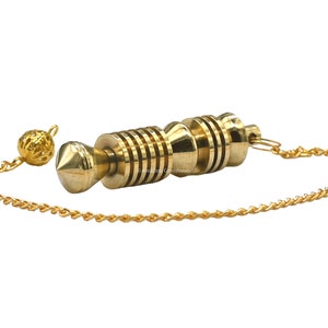 Op de afbeelding: Een gouden slinger met een puntige punt en een ketting. De slinger heeft een reeks ringen rond het midden.
