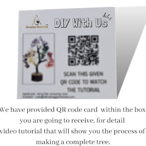 K&ouml;nnte beinhalten: Eine wei&szlig;e Karte mit dem Text "DIY With Us" und einem QR-Code. Der Text "SCAN THIS GIVEN QR CODE TO WATCH THE TUTORIAL" befindet sich unter dem QR-Code. Oben links befindet sich ein kleines Bild eines Kristallbaums.