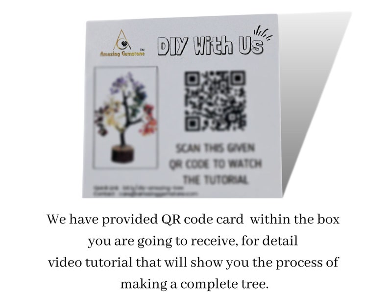 K&ouml;nnte beinhalten: Eine wei&szlig;e Karte mit dem Text "DIY With Us" und einem QR-Code. Der Text "SCAN THIS GIVEN QR CODE TO WATCH THE TUTORIAL" befindet sich unter dem QR-Code. Oben links befindet sich ein kleines Bild eines Kristallbaums.