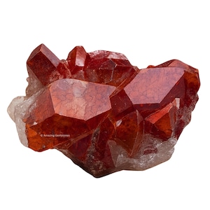 Puede incluir: Un grupo de cristales de color rojo anaranjado vibrante con facetas geométricas y afiladas. Los cristales se asientan sobre un fondo de mineral translúcido blanquecino. La imagen está bien iluminada, destacando la belleza natural y la intrincada estructura de la formación mineral.