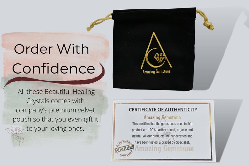 Op de afbeelding: Een zwarte fluwelen zak met een gouden logo met de tekst "Amazing Gemstone". Een witte kaart met de tekst "CERTIFICATE OF AUTHENTICITY Amazing Gemstone This certifies that the gemstones used in this product are 100% earthly mined, organic and natural. All our products are handcrafted and have been tested & graded by Specialist. Amazing Gemstone" en een gouden cirkel met het woord "CERTIFIED" erin.
