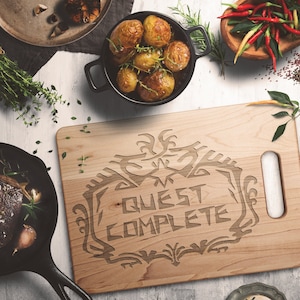 "Quest Komplettes Schneidebrett aus Ahorn, ""Monster Hunter Merchandise"", ""Monster Hunter Kitchenware""."
