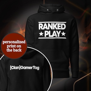 Op de afbeelding: Zwarte hoodie met een witte print aan de voorkant die "RANKED *PLAY*" zegt en een witte print aan de achterkant die "[Clan]Gamer Tag" zegt.