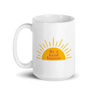 Be a Kind Human Sunny 15 Ounce Coffee Cup, regalo con buenas vibraciones para un amigo que es un rayo de sol, pagarlo adelante con taza de felicidad