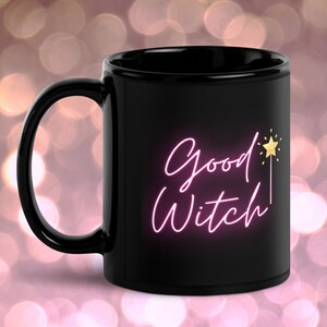 Spersonalizowany kubek na Halloween z motywem dobrej czarownicy, duży kubek na kawę z energią czarownicy, świecący kubek na kawę z magiczną różdżką, spersonalizowany kielich z napojem czarownicy