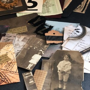 Pode incluir: Uma cole&ccedil;&atilde;o de ef&ecirc;meras vintage, incluindo fotografias antigas, papel de registro e um letreiro numerado. As fotos em tons de s&eacute;pia retratam crian&ccedil;as e fam&iacute;lias. V&aacute;rios peda&ccedil;os de papel e um mostrador de rel&oacute;gio tamb&eacute;m s&atilde;o vis&iacute;veis.
