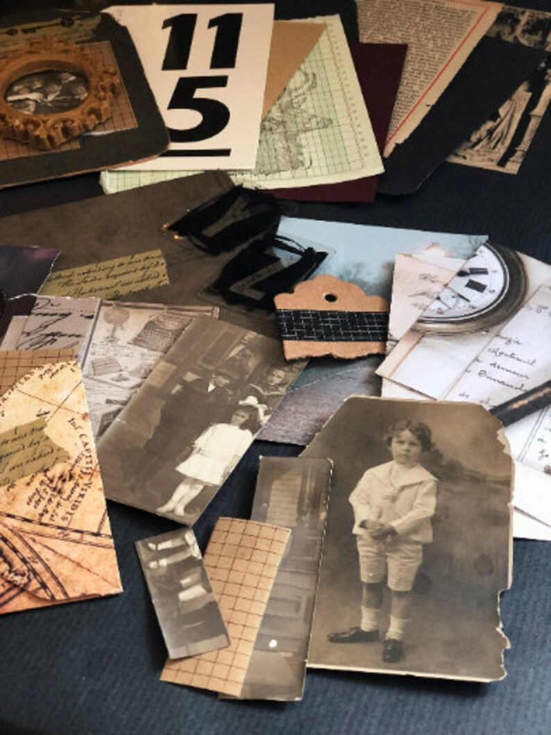 Pode incluir: Uma cole&ccedil;&atilde;o de ef&ecirc;meras vintage, incluindo fotografias antigas, papel de registro e um letreiro numerado. As fotos em tons de s&eacute;pia retratam crian&ccedil;as e fam&iacute;lias. V&aacute;rios peda&ccedil;os de papel e um mostrador de rel&oacute;gio tamb&eacute;m s&atilde;o vis&iacute;veis.