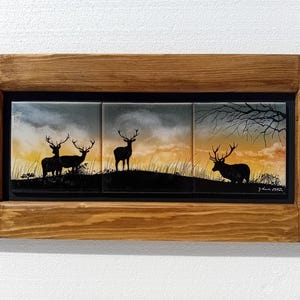 Carreaux peints à la main (carreaux émaillés), 21,5 x 43,2 cm (encadrés) - Peinture de cerf rouge ; Art du cerf rouge ; Décoration de cerf rouge