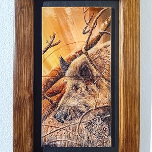Könnte beinhalten: Ein gerahmtes Gemälde eines Wildschweins in einer Waldlandschaft. Das Wildschwein ist braun und hat eine lange Schnauze. Der Hintergrund ist in warmen Orange- und Gelbtönen gehalten, mit einigen Bäumen und Ästen.