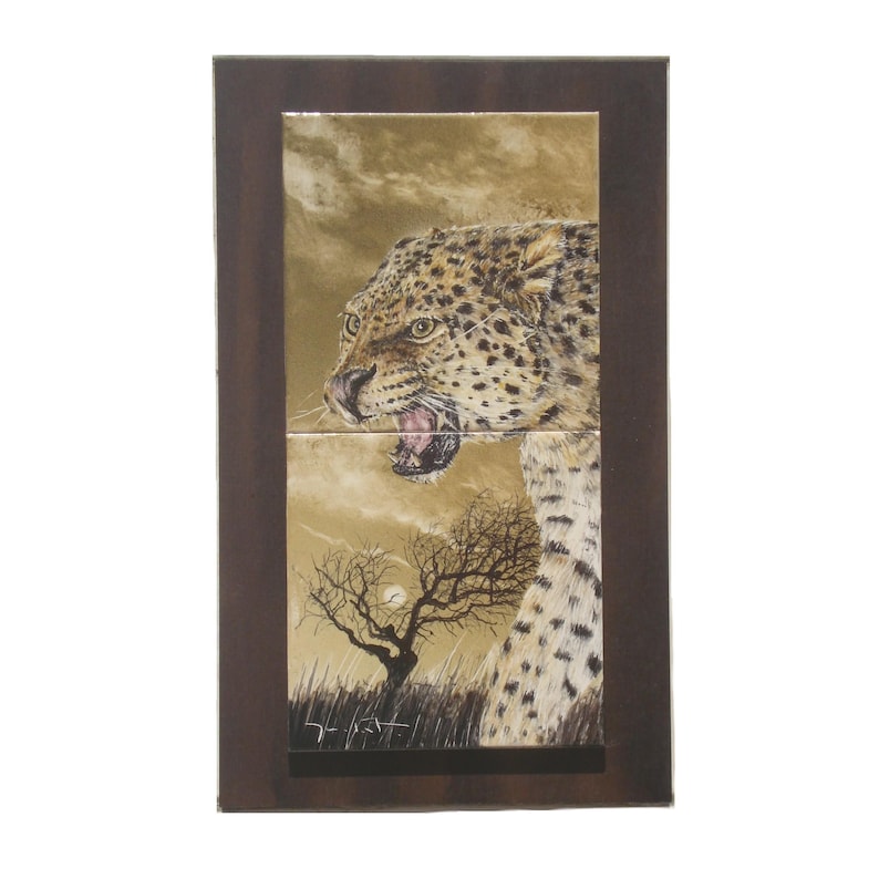 Może przedstawiać: Ramka z kafelkami przedstawiająca zbliżenie ryczącego lamparta w brązowo-beżowe cętki. Tło jest w stonowanym brązie z sylwetką drzewa i cienkim fragmentem księżyca.