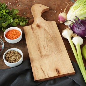 Walnut wood cutting board with handle