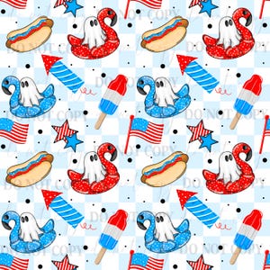 Puede incluir: Patrón repetitivo con ilustraciones veraniegas en rojo, blanco y azul. Incluye perritos calientes, polos, banderas americanas, fuegos artificiales, estrellas y flotadores con forma de fantasma, sobre un fondo a cuadros azul claro.