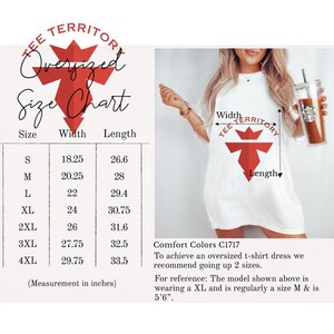 Pu&ograve; includere: Tabella delle taglie per un abito t-shirt oversize. La tabella mostra le misure di larghezza e lunghezza in pollici per le taglie dalla S alla 4XL. Il testo "TEE TERRITORY" &egrave; visualizzato in rosso con una grafica a corona. Anche il testo "Comfort Colors C1717" &egrave; visualizzato.