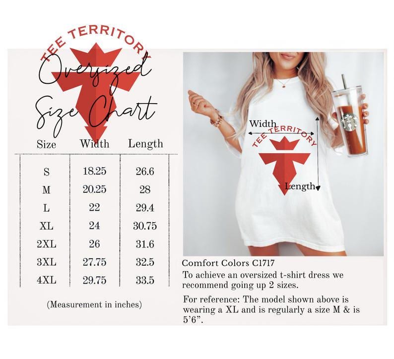 Pu&ograve; includere: Tabella delle taglie per un abito t-shirt oversize. La tabella mostra le misure di larghezza e lunghezza in pollici per le taglie dalla S alla 4XL. Il testo "TEE TERRITORY" &egrave; visualizzato in rosso con una grafica a corona. Anche il testo "Comfort Colors C1717" &egrave; visualizzato.