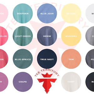 Puede incluir: Una carta de colores de 16 colores de camiseta diferentes, incluyendo Blossom, Seafoam, Blue Jean, Butter, White, Watermelon, Light Green, Denim, Mustard, Grey, Crimson, Blue Spruce, True Navy, Yam, Pepper, Berry, Grape, Ivory y Black. La carta est&aacute; organizada en forma de estrella con la palabra "TEE TERRITORY" en el centro.