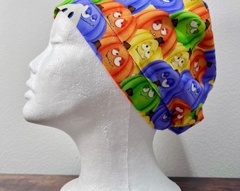 Calabazas que brillan en la oscuridad y gorro quirúrgico europeo con diseño de fantasma