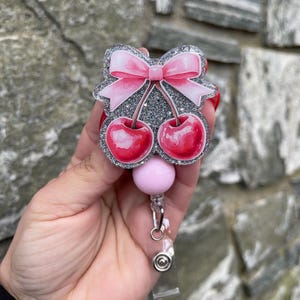 Coquette-kersen badgehaspel| Badgehaspel kersen| Schattige badgehaspel| Badgehaspel met flirtstrik| Intrekbare badgehaspel| ID-sleutelkaarthouder|