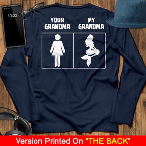 Może przedstawiać: Koszulka z długim rękawem w kolorze granatowym z białym napisem "Your Grandma" i "My Grandma" oraz ilustracją postaci i syreny.