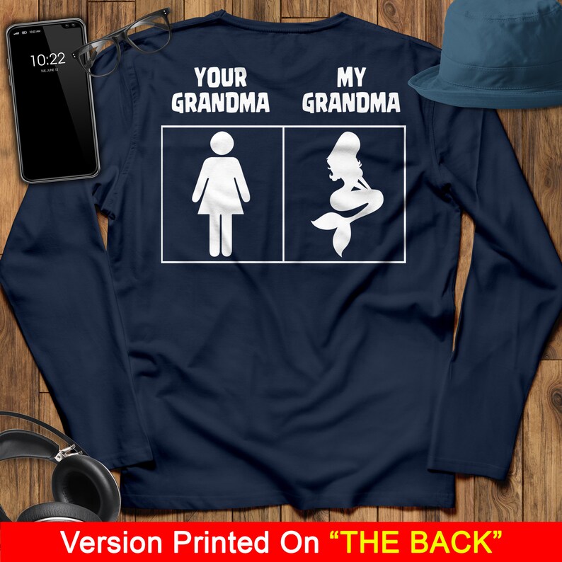 Może przedstawiać: Koszulka z długim rękawem w kolorze granatowym z białym napisem "Your Grandma" i "My Grandma" oraz ilustracją postaci i syreny.