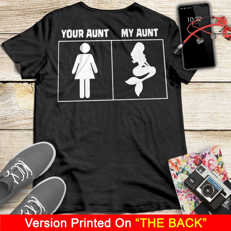 Puede incluir: Camiseta negra con texto blanco que dice "Your Aunt My Aunt" con una figura de palo de una mujer a la izquierda y una sirena a la derecha.