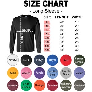 Może przedstawiać: Tabela rozmiar&oacute;w dla koszul z długim rękawem z wymiarami w calach. Tabela pokazuje rozmiary od S do 5XL z odpowiadającymi im wymiarami długości i szerokości. Tabela jest wyświetlana na czarnej koszuli z białym tekstem. Pod tabelą znajdują się pr&oacute;bki kolor&oacute;w dla r&oacute;żnych kolor&oacute;w koszul.