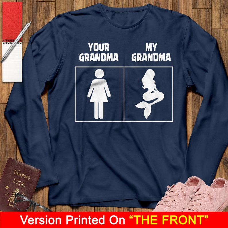 Może przedstawiać: Koszulka z długim rękawem w kolorze granatowym z białym napisem "Your Grandma" i "My Grandma". Tekst znajduje się w dw&oacute;ch ramkach, w lewej ramce znajduje się schematyczna postać kobiety, a w prawej ramce syrena.