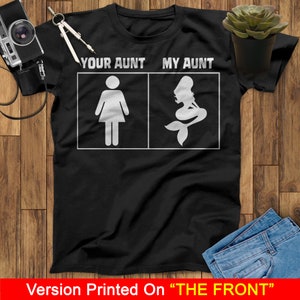 Puede incluir: Camiseta negra con texto blanco que dice "Your Aunt My Aunt". El texto est&aacute; en dos cuadros, uno con una silueta de mujer y el otro con una silueta de sirena.