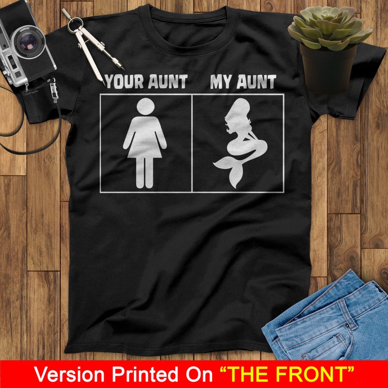 Puede incluir: Camiseta negra con texto blanco que dice "Your Aunt My Aunt". El texto est&aacute; en dos cuadros, uno con una silueta de mujer y el otro con una silueta de sirena.